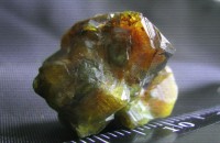 гgranat_andradit_demantoid_srostok_kristallov_pljus_dva_melkokalibernykh_kristallika_v_ka (2).jpg