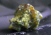 гgranat_andradit_demantoid_srostok_kristallov_pljus_dva_melkokalibernykh_kristallika_v_ka (1).jpg