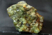 46granat_andradit_demantoid_4_obrazec_s_zelenymi_kristallikami_pljus_malenkij_bonus.jpg