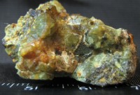 47granat_andradit_demantoid_4_obrazec_s_zelenymi_kristallikami_pljus_malenkij_bonus.jpg